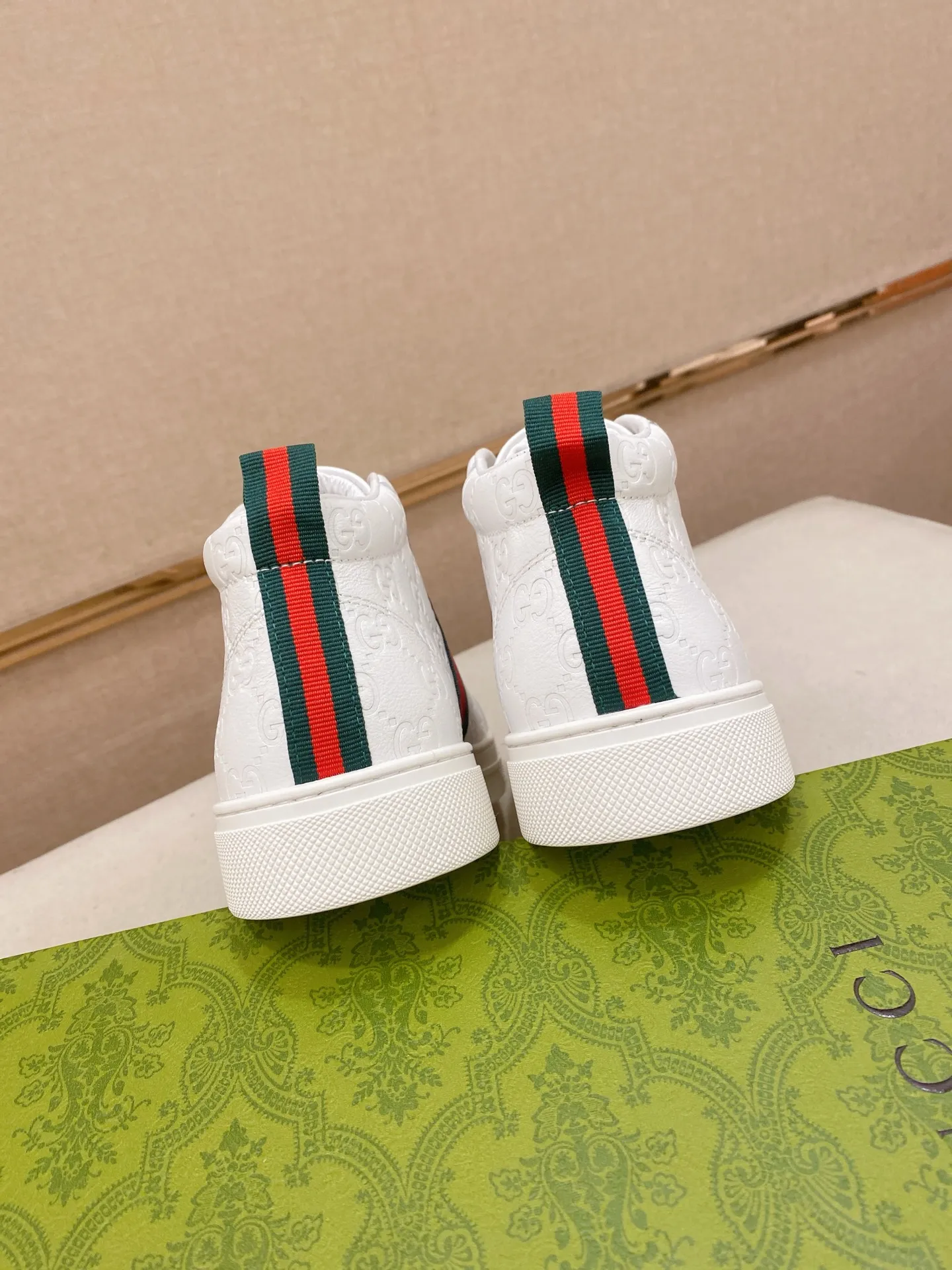 Factory price: 480💰 (GUCCI) The latest model from the official website 🎁🎁Casual and fashionable men's shoes👟, hot style 💥The version is simple and elegant, exclusive for trendy men. Unique official website latest brand elements 👑Gucci original decoration, fashionable and generous, the fabric is original cowhide ✅sheepskin lining, the official website specifies wear-resistant casual outsole, the classic model is taken in kind at the counter🎬38-44 (45 is not returned or exchanged)